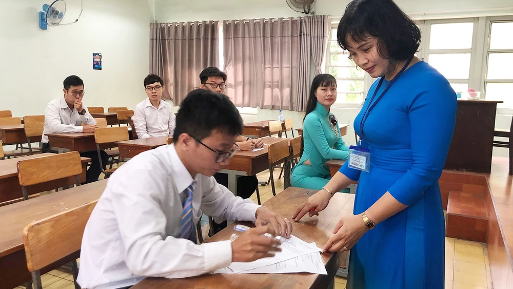 Ứng viên tham gia vòng thi thực hành xét tuyển giáo viên vào các trường THPT ở TPHCM năm học 2019-2020