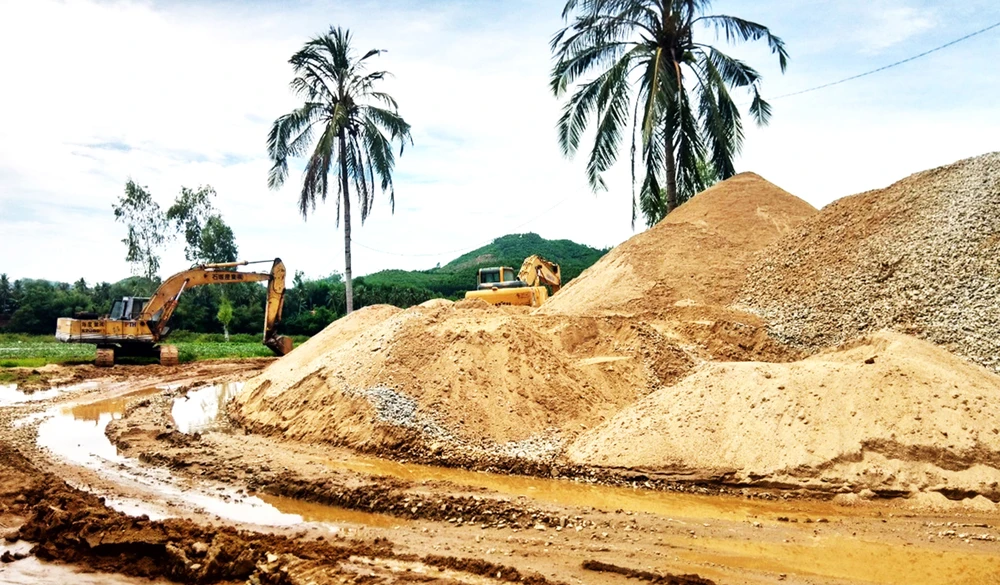 Lượng cát khai thác trái phép ở lòng sông An Lão rất lớn, diễn ra trong nhiều năm