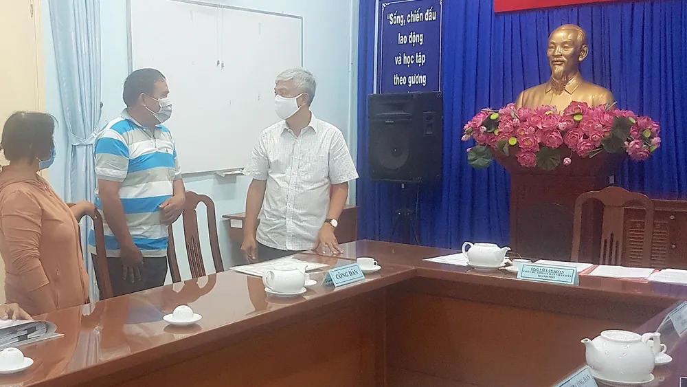 Phó Chủ tịch UBND TPHCM Võ Văn Hoan giải quyết khiếu nại đất đai của gia đình ông Trần Văn Thành, xã Đa Phước, huyện Bình Chánh Ảnh: HOÀI NAM
