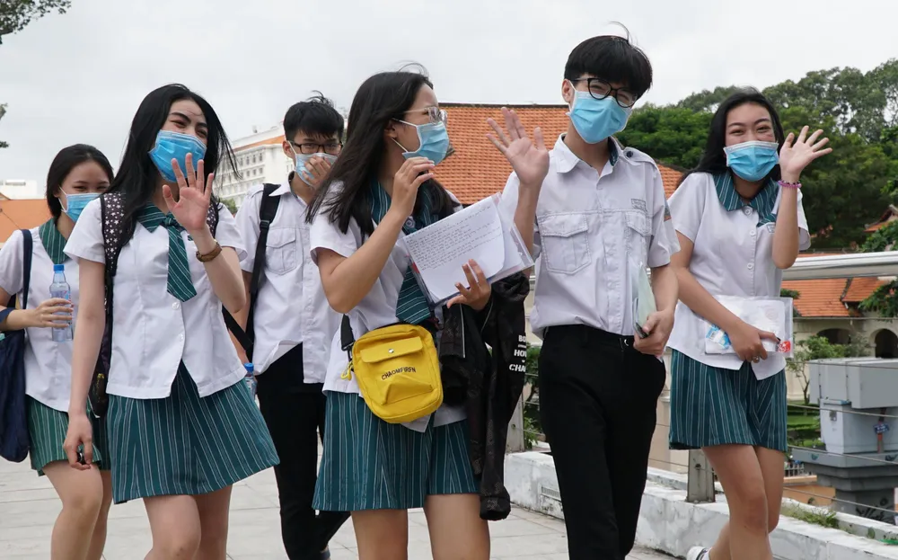 Thí sinh TPHCM vui mừng khi kết thúc môn tiếng Anh tại kỳ thi tốt nghiệp THPT năm 2020. Ảnh: HOÀNG HÙNG