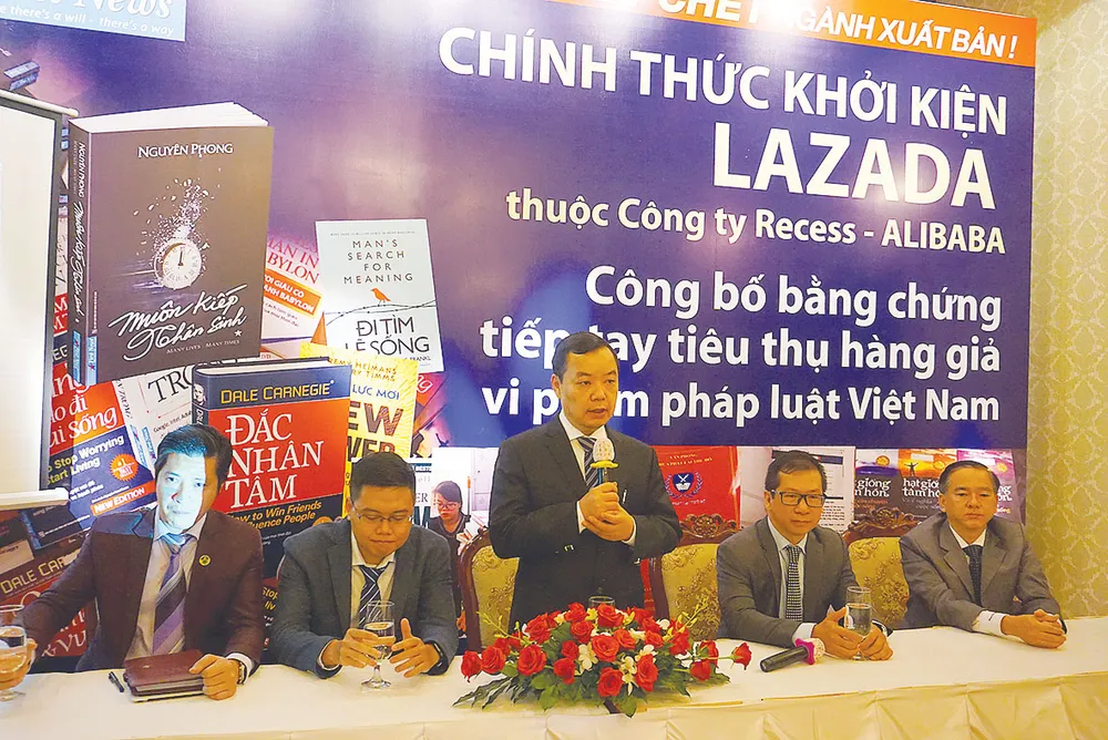Chống sách giả: “Bám” luật mà hành động ảnh 2 Chống sách giả: “Bám” luật mà hành động ảnh 2