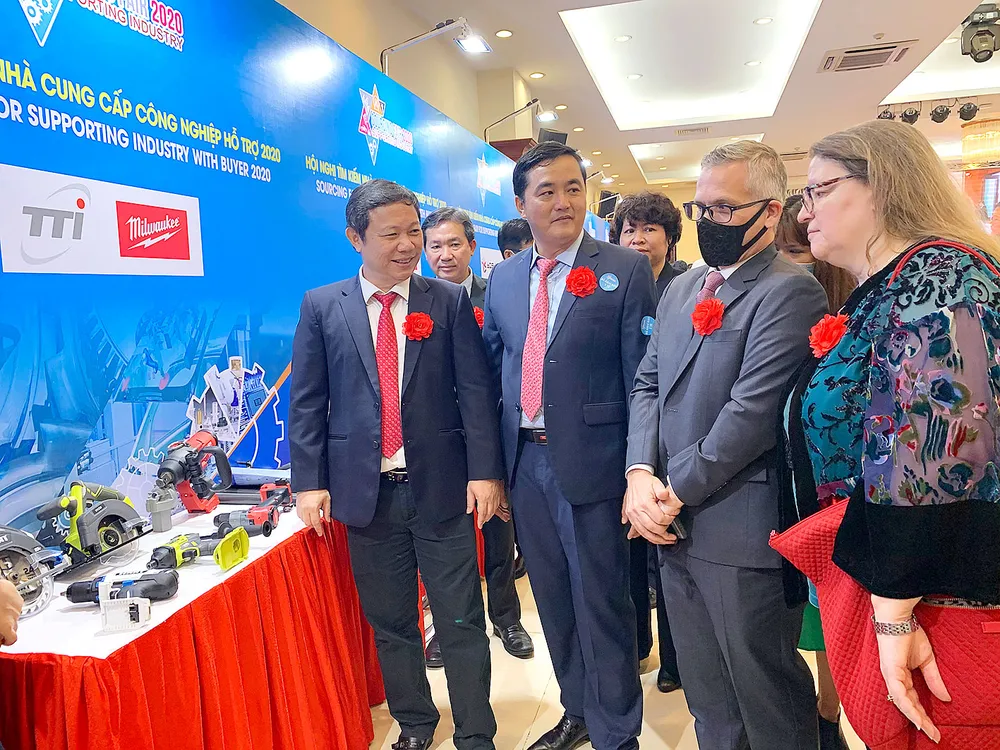 Phó Chủ tịch UBND TPHCM Dương Anh Đức trao đổi cùng các đại biểu dự Hội nghị “Tìm kiếm nhà cung cấp công nghiệp hỗ trợ năm 2020”