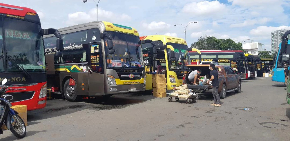  Nhiều doanh nghiệp vận tải ở TPHCM đang cần sự hỗ trợ. Ảnh: ĐỨC TRUNG 