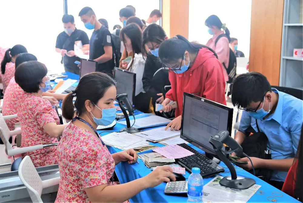 Thí sinh đóng học phí nhập học ngày 17-9 tại Trường ĐH Công nghiệp Thực phẩm TPHCM