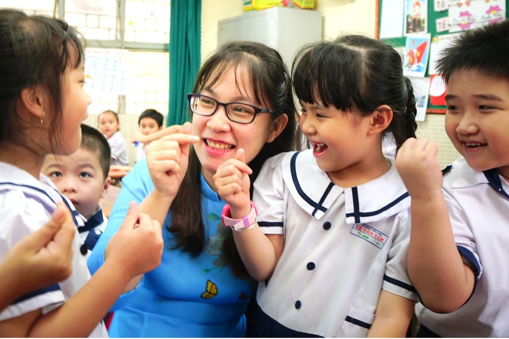 Cô Nguyễn Thị Bích Duyên, giáo viên Trường Tiểu học Lê Văn Tám, quận Tân Phú, TPHCM trò chuyện cùng học sinh. Ảnh: HOÀNG HÙNG