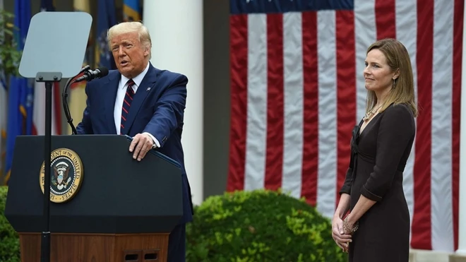 Ông Trump và ứng viên thẩm phán Toà án Tối cao Mỹ Amy Coney Barret. Ảnh: INT