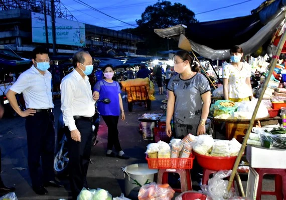 Chủ tịch UBND tỉnh Thừa Thiên - Huế trò chuyện với tiểu thương chợ Đông Ba