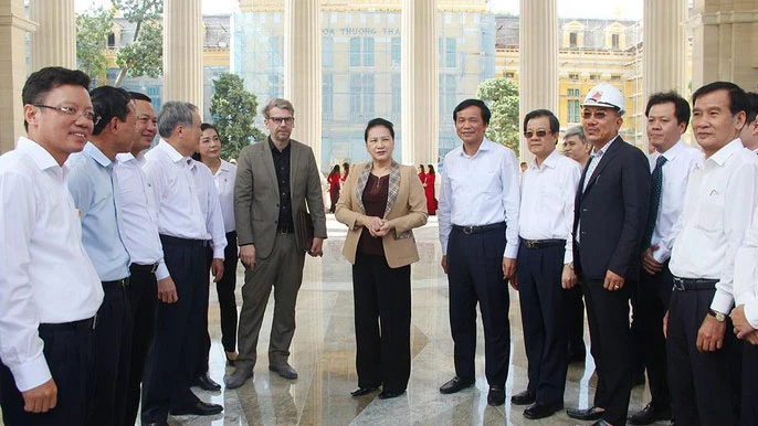 Ủy viên Bộ Chính trị, Chủ tịch Quốc hội Nguyễn Thị Kim Ngân chúc mừng lãnh đạo, cán bộ, công chức và người lao động thuộc TANDTC nói riêng và hệ thống TAND có một trụ sở mới, trang nghiêm, thể hiện được ý nghĩa "Thượng tôn pháp luật" của nền tư pháp Việt