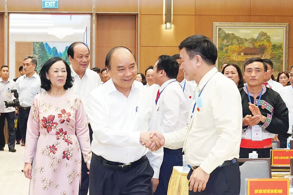Thủ tướng Nguyễn Xuân Phúc gặp mặt các cá nhân xuất sắc trong công tác dân vận. Ảnh: QUANG PHÚC