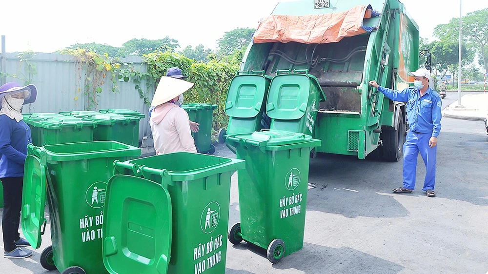 Thu gom rác tại một khu cao ốc ở huyện Bình Chánh để đưa đi phân loại, xử lý. Ảnh: THÀNH TRÍ