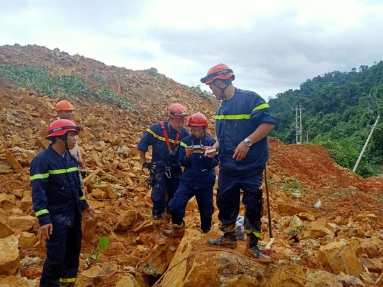 Lực lượng chức năng đang tích cực tìm kiếm các nạn nhân vụ sạt lở kinh hoàng tại dự án thủy điện Rào Trăng 3