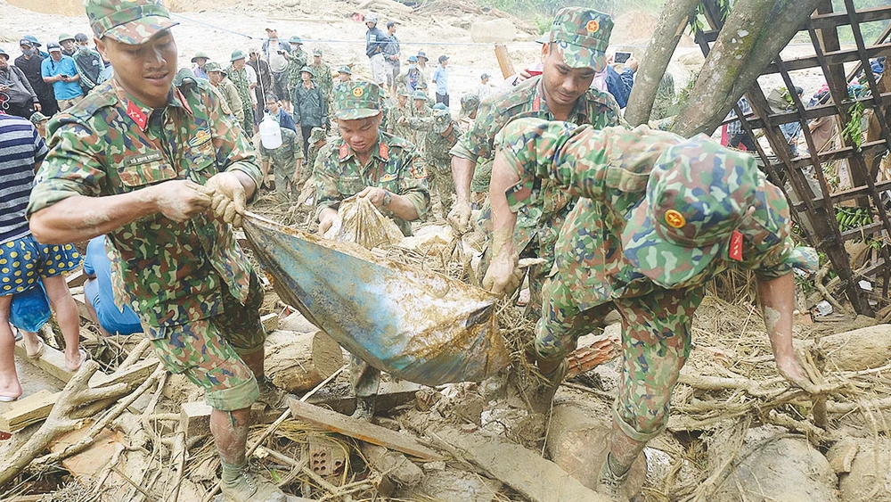 Thi thể một nạn nhân được tìm thấy vào sáng 30-10 tại điểm sạt lở xã Trà Leng, huyện Nam Trà My, tỉnh Quảng Nam. Ảnh: NGUYỄN CƯỜNG