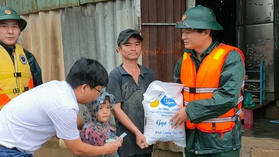 Trước đó, đại diện Báo SGGP cũng đã trao tiền và gạo cứu trợ cho người dân ở thị trấn Thuận An, huyện Phú Vang, tỉnh Thừa Thiên - Huế