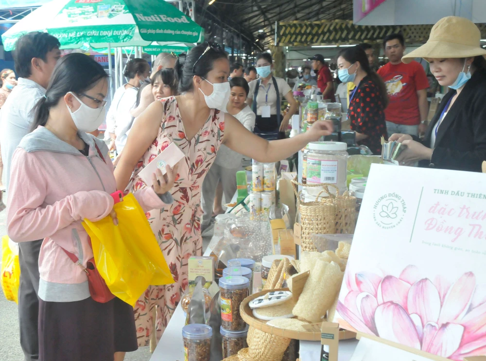 Mua sắm tại chương trình Kết nối cung cầu hàng hóa giữa TPHCM và các tỉnh, thành phố năm 2020. Ảnh: CAO THĂNG