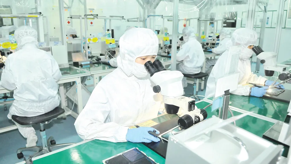 Sản xuất linh kiện điện tử tại Công ty MTEX (Nhật Bản) ở TPHCM. Ảnh: CAO THĂNG