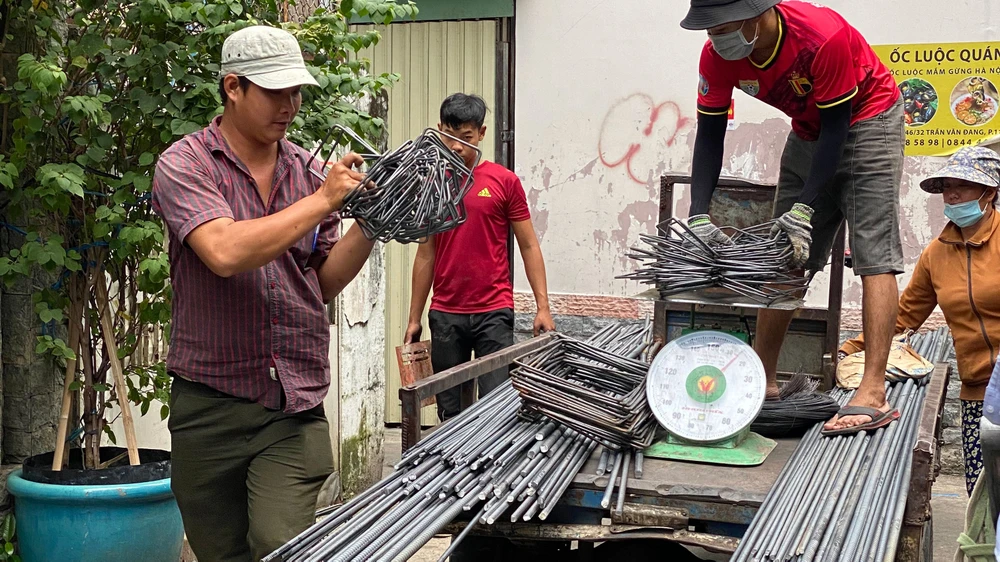 Giao thép đến một công trình xây dựng trên đường Trần Văn Đang, quận 3, TPHCM. Ảnh: CAO THĂNG