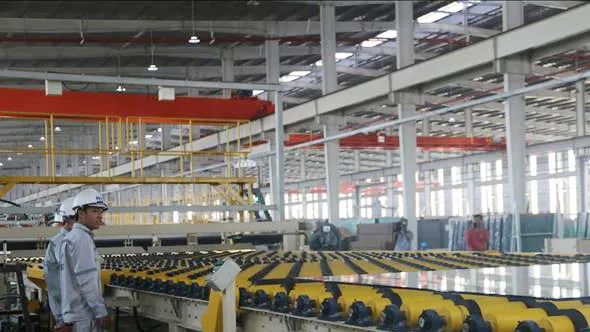 Dây chuyền sản xuất của Nhà máy sản xuất kính nổi siêu trắng Phú Mỹ. Ảnh: TTXVN
