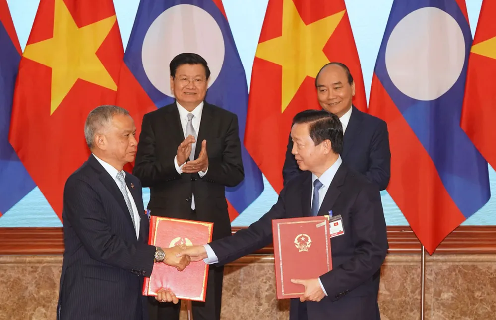 Thủ tướng Nguyễn Xuân Phúc và Thủ tướng Thongloun Sisoulith chứng kiến việc ký kết các văn kiện. Ảnh: VIẾT CHUNG