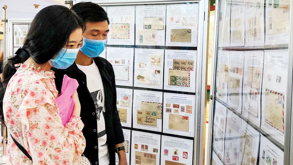 Triển lãm diễn ra đến hết ngày 12-12