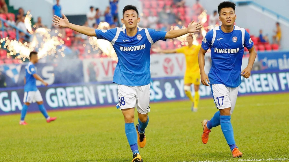  Cầu thủ trẻ Nguyễn Hai Long (trái) thể hiện ấn tượng ở V-League 2020. Ảnh: MINH HOÀNG