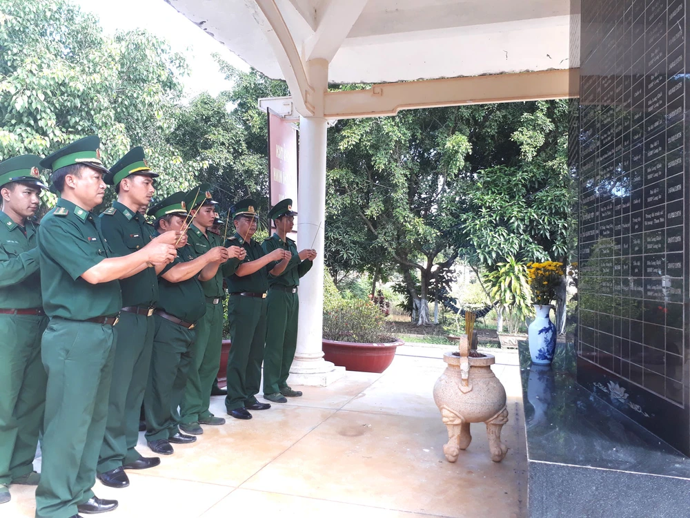 Cán bộ, chiến sĩ Đồn Biên phòng Long Khốt thắp hương các anh hùng liệt sĩ ở khu tưởng niệm. Ảnh: ĐĂNG NGUYÊN