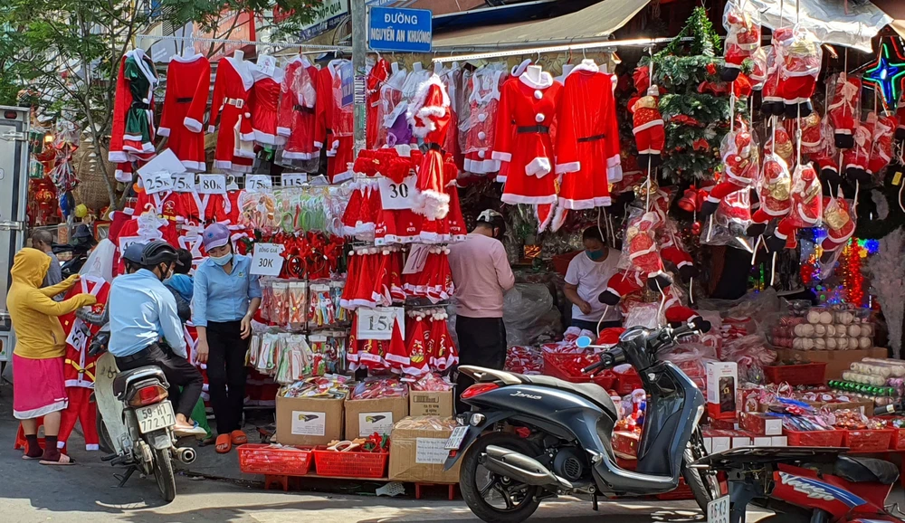 Vật phẩm trang trí Noel bày bán dọc đường Hải Thượng Lãn Ông, quận 5, TPHCM. Ảnh: ĐOÀN HIỆP