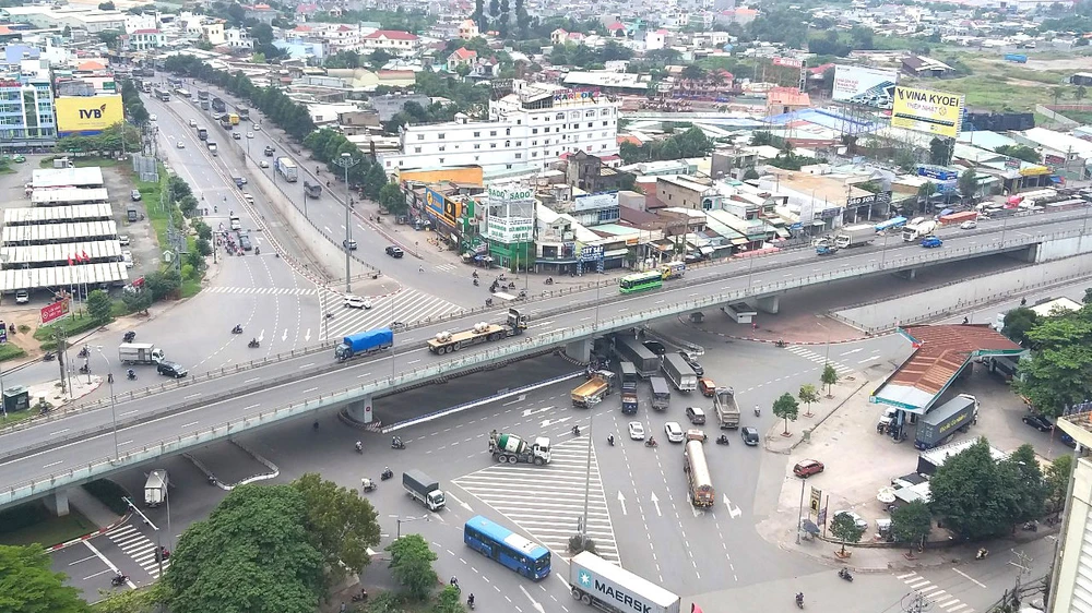 Nút giao ngã tư Vũng Tàu giữa quốc lộ 1 với quốc lộ 51 thường xuyên ùn tắc. Ảnh: VĂN PHONG