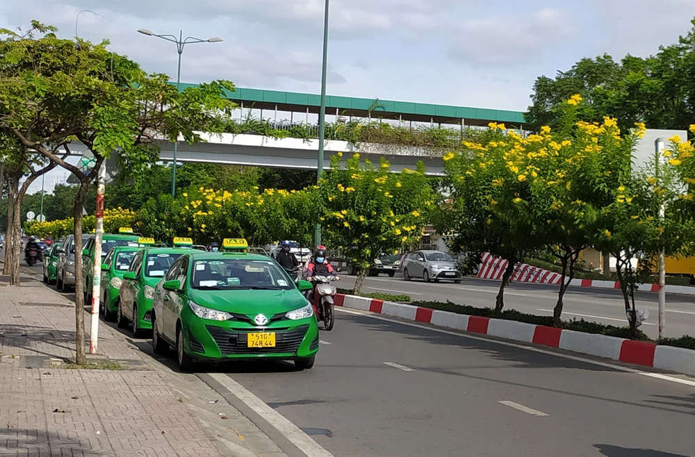 Taxi dừng đỗ, chiếm dụng lòng đường