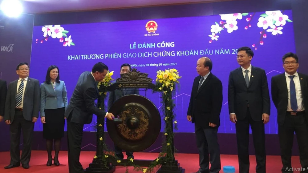 Lễ đánh cồng khai trương phiên giao dịch đầu năm 2021, tại Sở giao dịch Chứng khoán Hà Nội. Ảnh: VIETNAM+