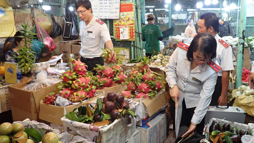 Đoàn kiểm tra liên ngành ATTP kiểm tra xuất xứ hàng hóa cung ứng tết tại chợ đầu mối nông sản Thủ Đức, quận Thủ Đức, TPHCM. Ảnh: HOÀNG HÙNG