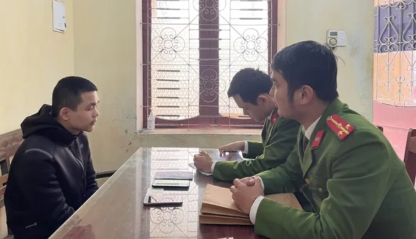 Công an huyện Yên Định lấy lời khai của nghi phạm Khúc Thanh Bình. Ảnh Công an Thanh Hóa cung cấp