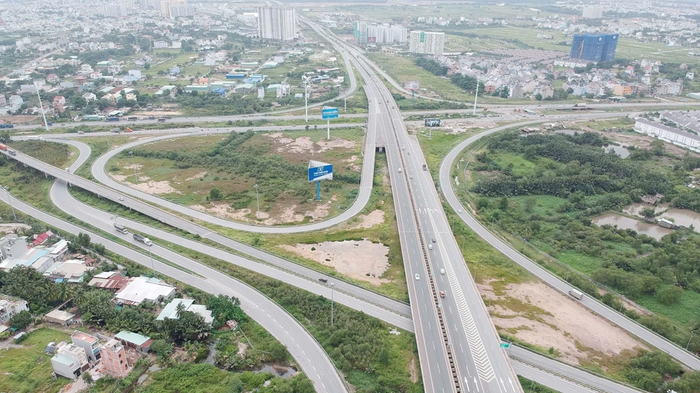 Hệ thống giao thông liên hoàn kết nối cao tốc TPHCM - Long Thành - Dầu Giây vào đường Vành đai 2 - Mai Chí Thọ. Ảnh: CAO THĂNG