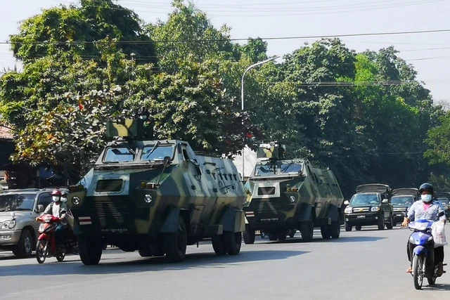 Xe quân sự xuất hiện trên đường phố Mandalay ngày 2-2. Ảnh: REUTERS 