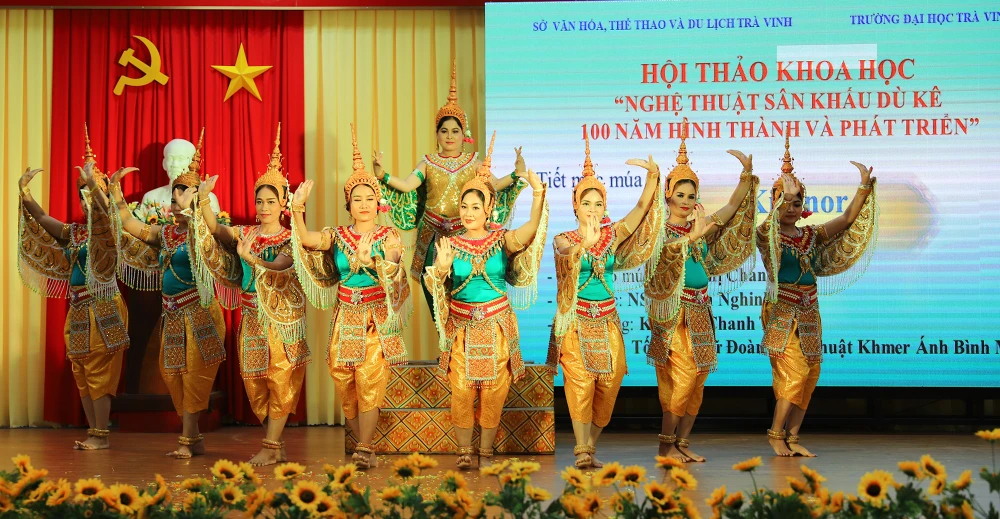 Biểu diễn nghệ thuật sân khấu dù kê ở Trường Đại học Trà Vinh