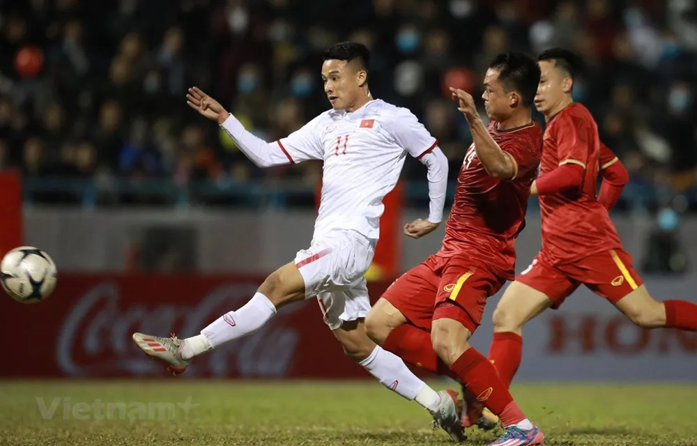 Cả hai đội tuyển bóng đá quốc gia và U22 (trái) đều có nhiệm vụ quan trọng trong năm 2021. Ảnh: P.MINH