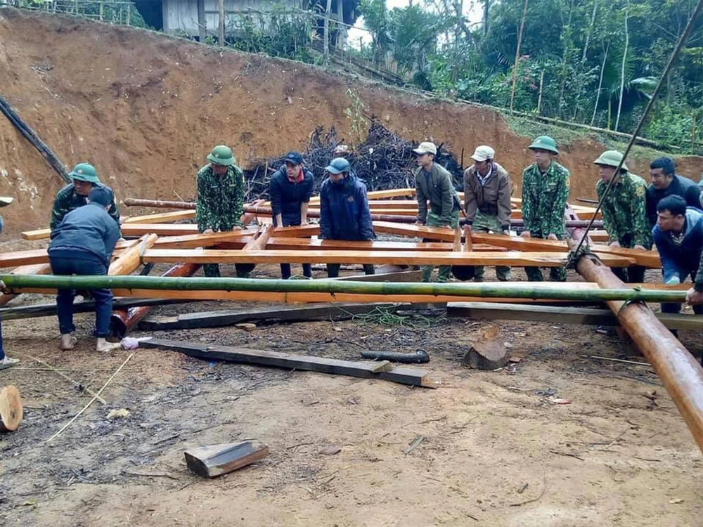 Cán bộ, chiến sĩ Đồn Biên phòng Tri Lễ tham gia dựng nhà mới cho gia đình bà Hà Thị Hoa (bản Cắm), là hộ nghèo, đơn thân