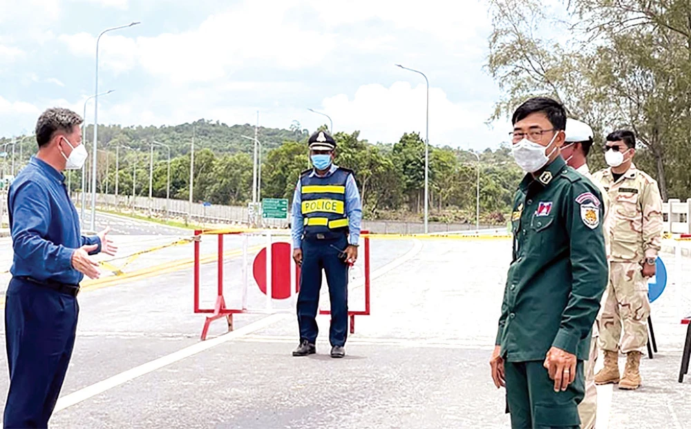 Ông Kuoch Chamroeun (trái), Thống đốc tỉnh Sihanoukville, Campuchia, kiểm tra chốt chặn trên đường vào tỉnh. Ảnh: Khmer Times