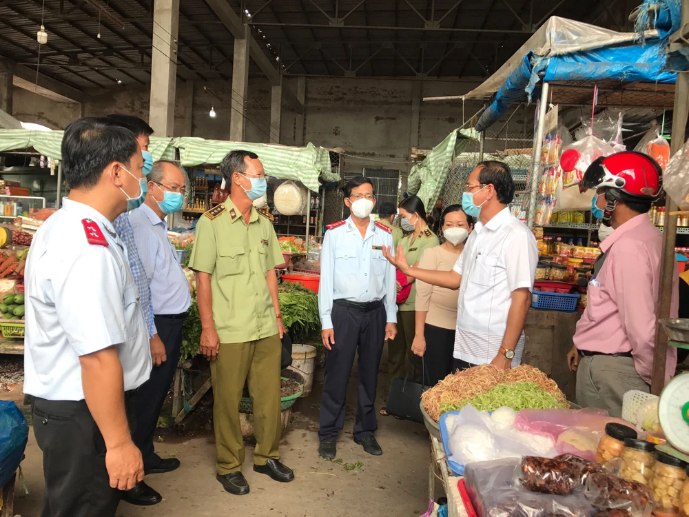 Các ngành chức năng tỉnh Hậu Giang kiểm tra tình hình dự trữ, cung ứng hàng hóa ngày 21-5 