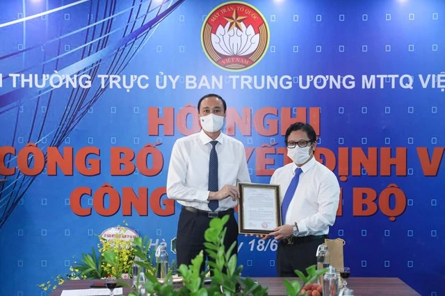 Ông Phùng Khánh Tài, Phó Chủ tịch UBTƯ MTTQ Việt Nam trao quyết định giao nhiệm vụ Quyền Tổng Biên tập báo Đại Đoàn Kết cho nhà báo Lê Anh Đạt. Nguồn: DAIDOANKET.VN