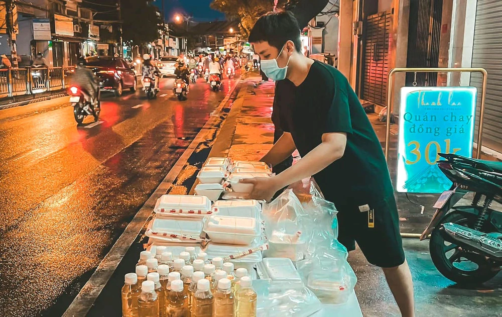 Những phần ăn chay do quán chay Thanh Lạc (quận 4) của anh Thanh nấu và gửi đến bà con lao động khó khăn