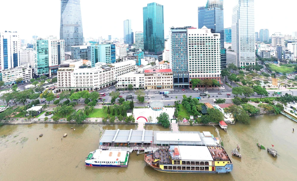 Bến Bạch Đằng là một trong nhiều bến trên sông và kênh lớn đang được khai thác du lịch. Ảnh: HOÀNG HÙNG