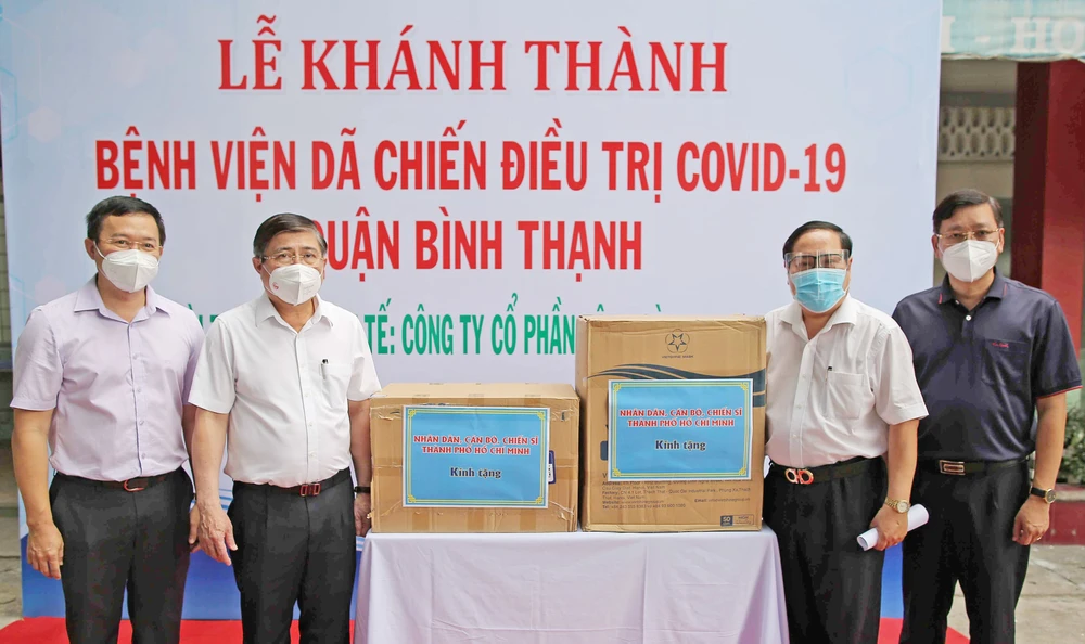 Chủ tịch UBND TPHCM Nguyễn Thành Phong thăm, tặng quà bệnh viện dã chiến điều trị Covid-19 quận Bình Thạnh. Ảnh: DŨNG PHƯƠNG