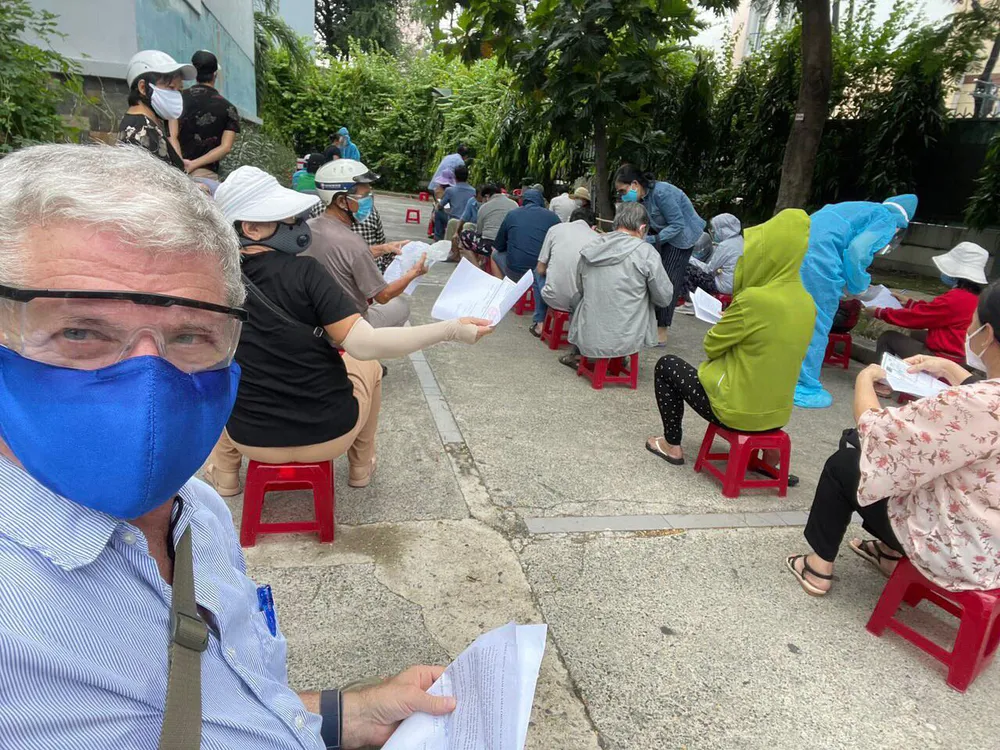 Ông Tây hào hứng đi tiêm vaccine