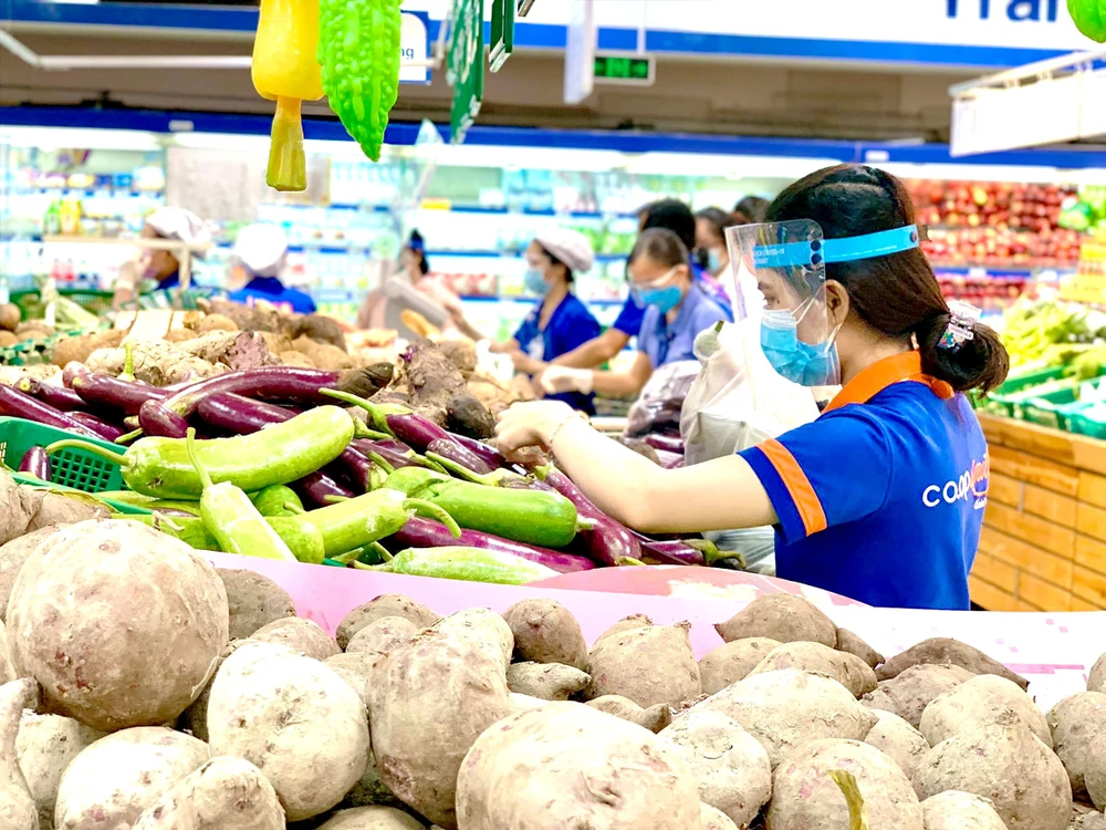 Nhân viên Saigon Co.op chọn thực phẩm cho khách hàng