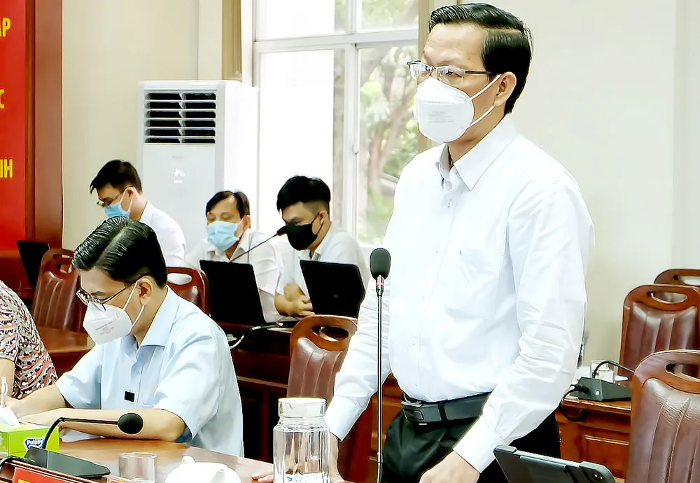 Chủ tịch UBND TPHCM Phan Văn Mãi phát biểu tại buổi làm việc với lãnh đạo quận 7. Ảnh: THU HƯỜNG