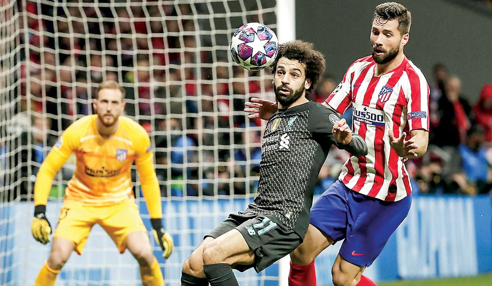 Mohamed Salah (trái) sẽ đương đầu với hàng phòng ngự vững chắc của Atletico Madrid