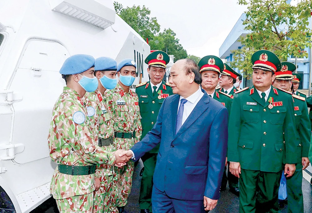 Chủ tịch nước Nguyễn Xuân Phúc chúc mừng các tập thể, cá nhân có thành tích xuất sắc trong tham gia hoạt động gìn giữ hòa bình Liên hiệp quốc