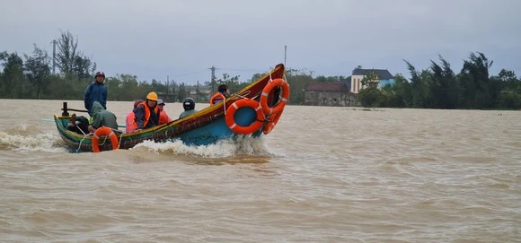 Mưa lũ kéo dài, sẵn sàng sơ tán gần 370.000 người