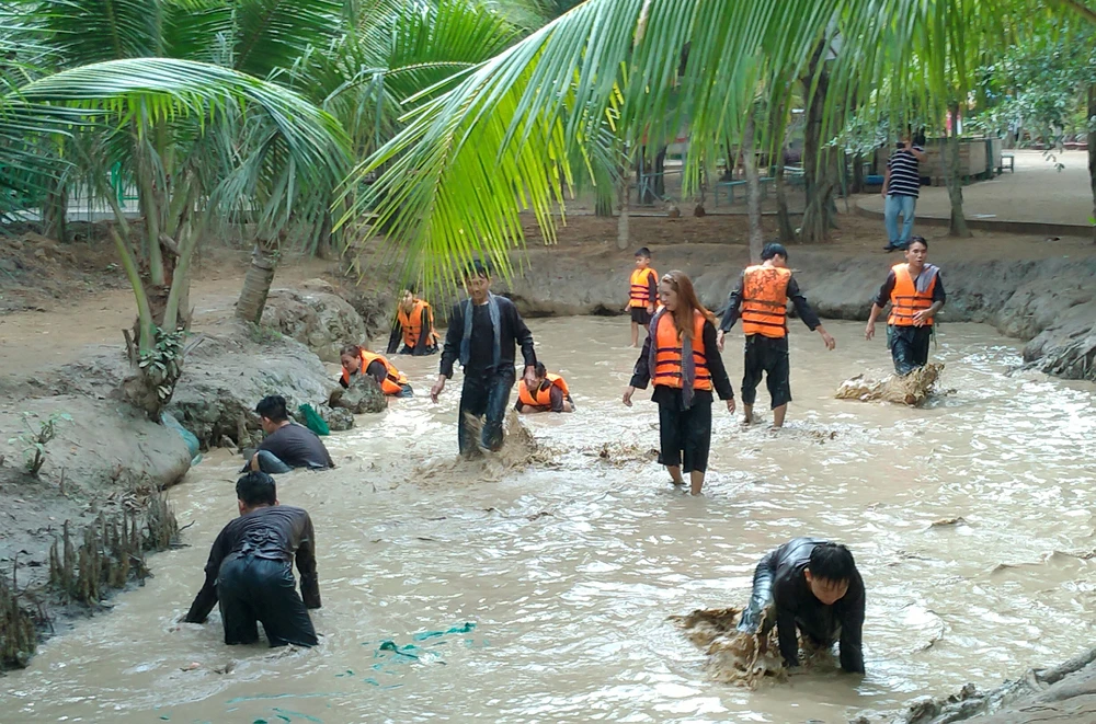 Du khách trải nghiệm du lịch vùng xanh tại xứ dừa Bến Tre