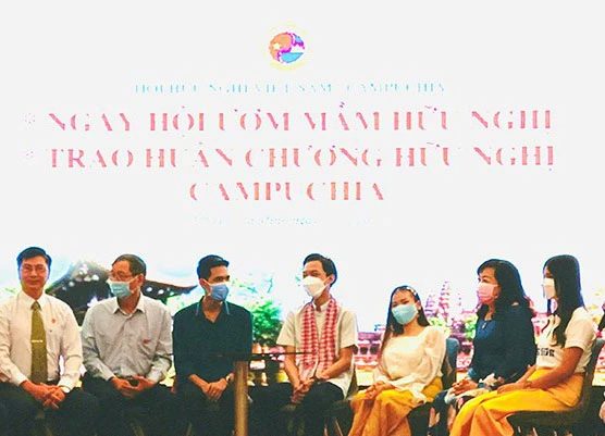 Các lưu học sinh giao lưu tại Ngày hội. Ảnh: THANHUYTPHCM